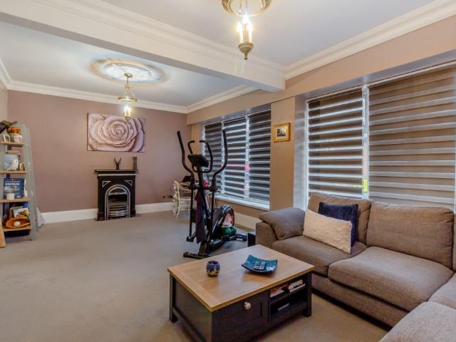 2 bed flat for sale