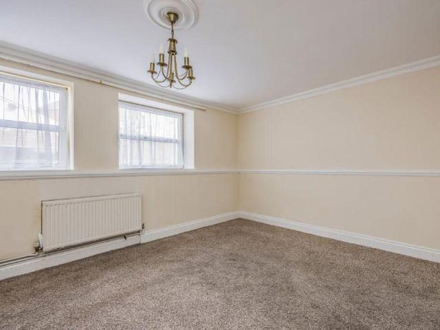 2 bed flat for sale