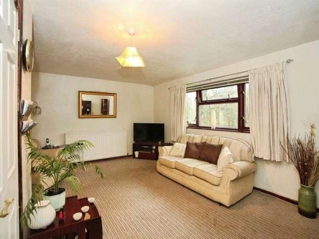 2 bed flat for sale