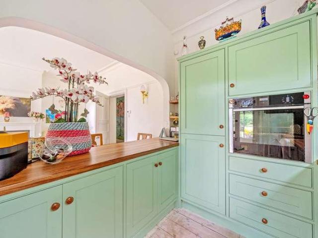 2 bed flat for sale