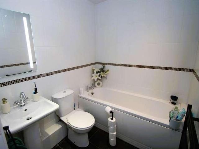 2 bed flat for sale