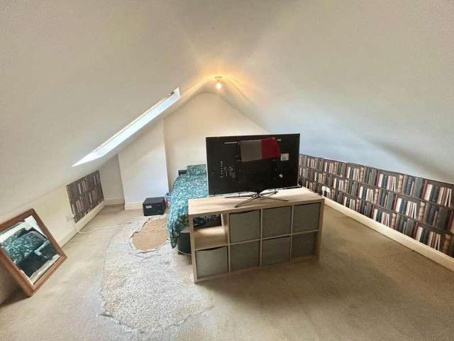 2 bed flat for sale