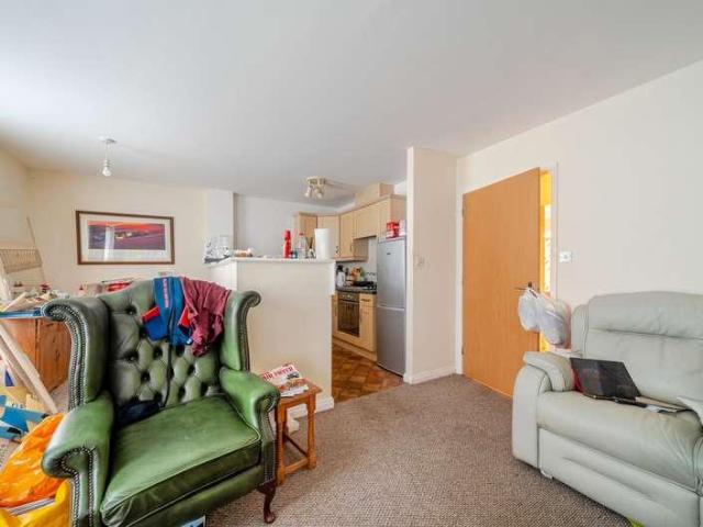2 bed flat for sale