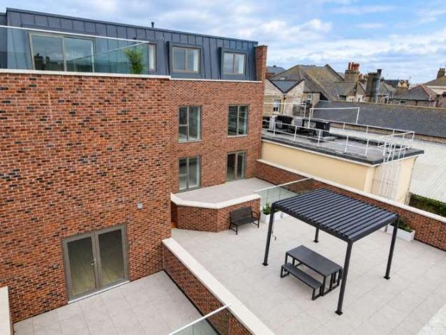 2 bed flat for sale
