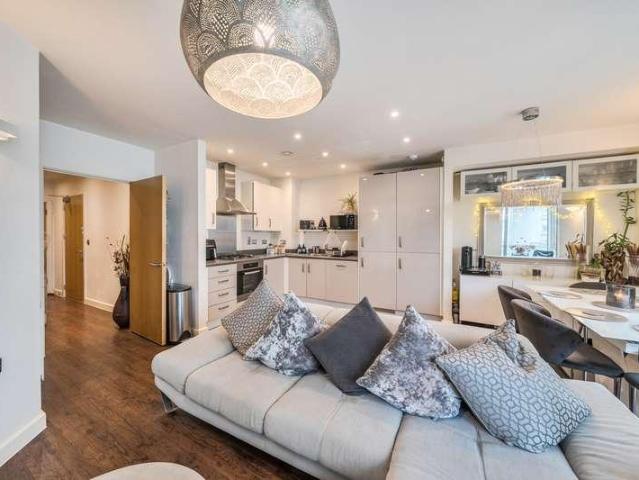 2 bed flat for sale