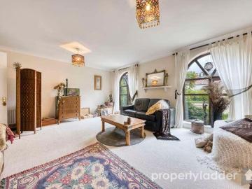 2 bed flat for sale