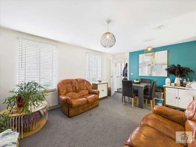2 bed flat for sale