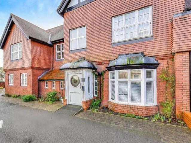 2 bed flat for sale