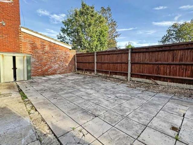 2 bed flat for sale