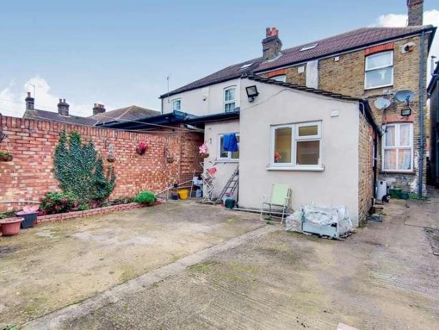 2 bed flat for sale