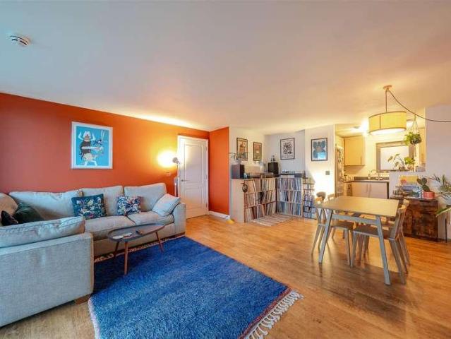 2 bed flat for sale