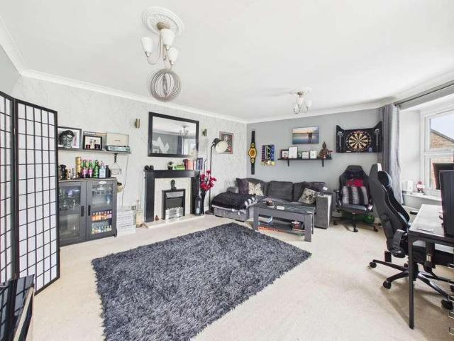 2 bed flat for sale