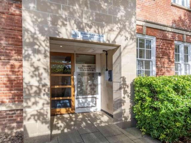 2 bed flat for sale