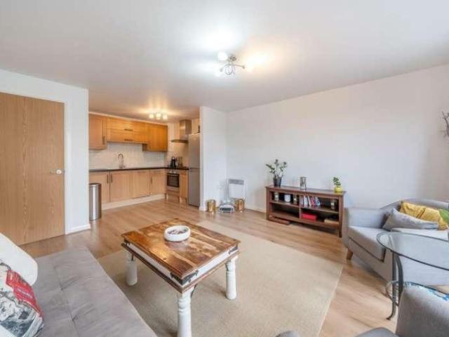 2 bed flat for sale