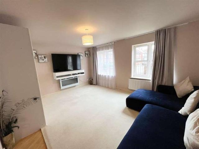2 bed flat for sale