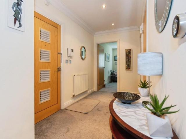 2 bed flat for sale
