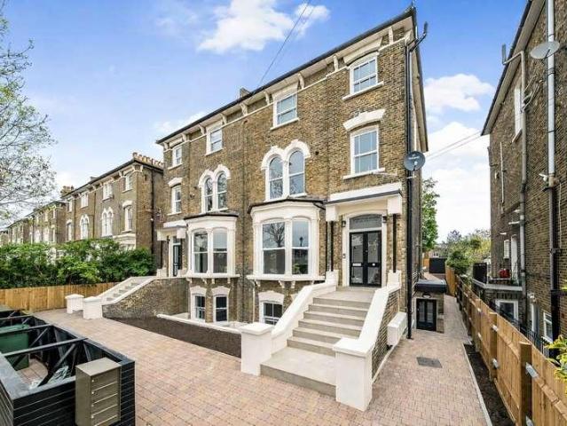 2 bed flat for sale