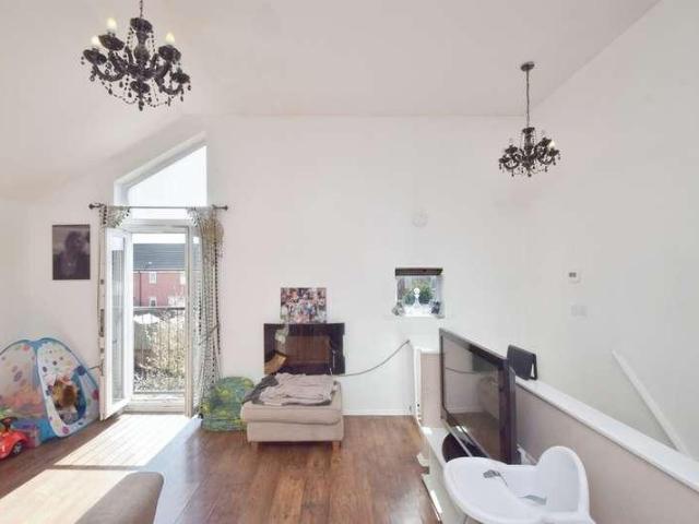 2 bed flat for sale