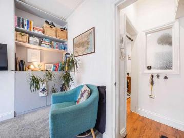 2 bed flat for sale