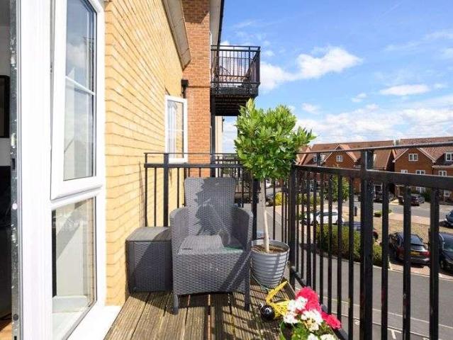 2 bed flat for sale