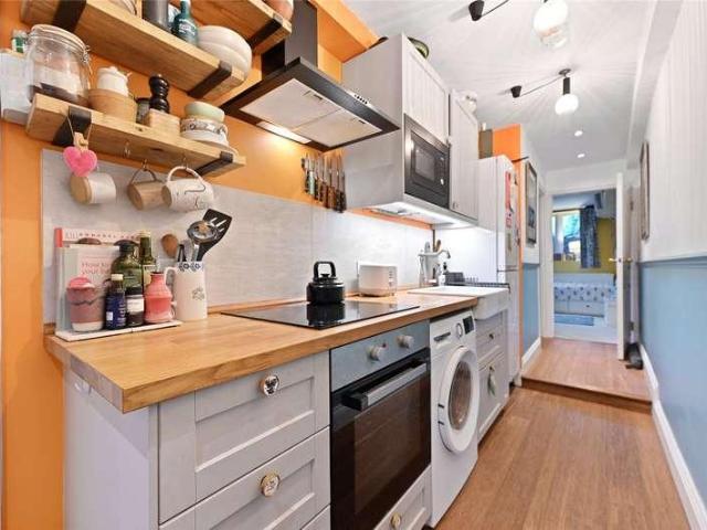 2 bed flat for sale