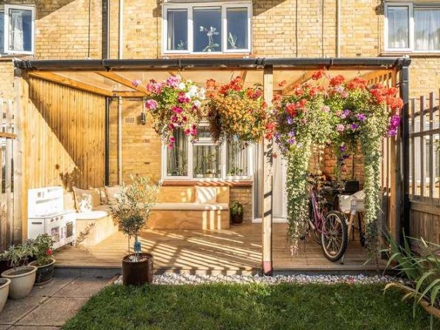 2 bed flat for sale