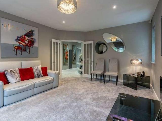 2 bed flat for sale