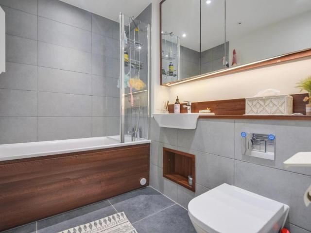 2 bed flat for sale