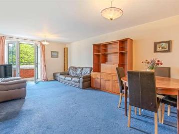 2 bed flat for sale