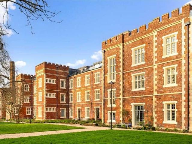 2 bed flat for sale