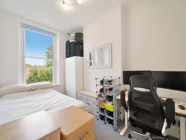 2 bed flat for sale