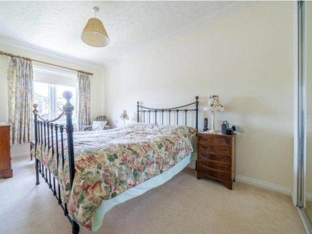 2 bed flat for sale
