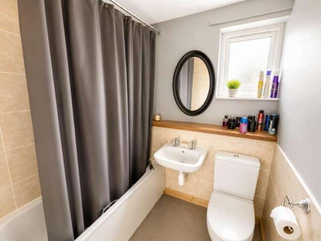 2 bed flat for sale