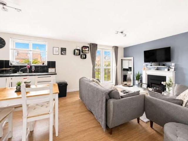 2 bed flat for sale