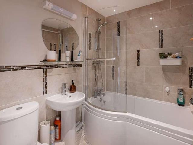 2 bed flat for sale