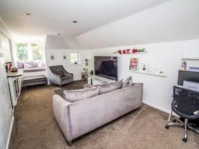 2 bed flat for sale