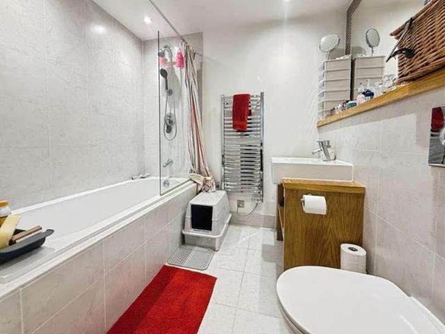 2 bed flat for sale
