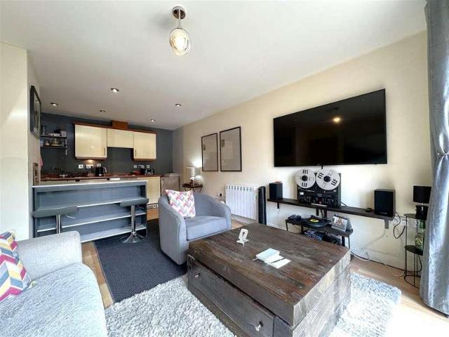 2 bed flat for sale