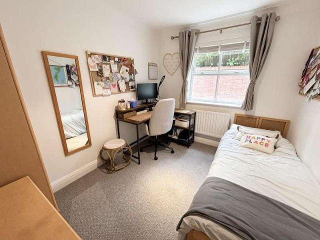 2 bed flat for sale