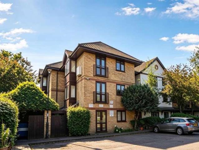 2 bed flat for sale
