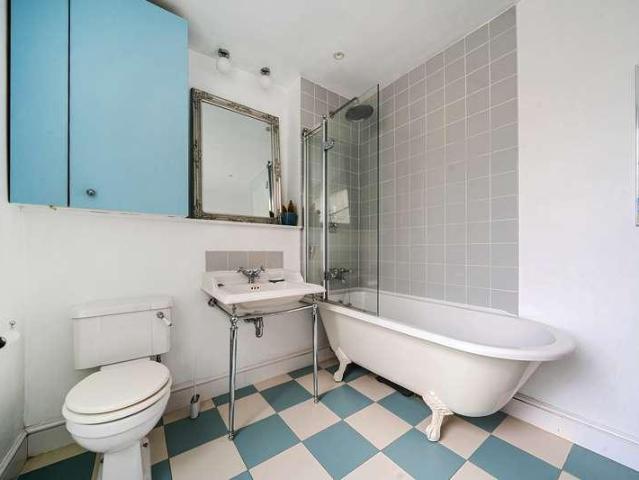 2 bed flat for sale