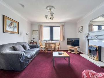 2 bed flat for sale