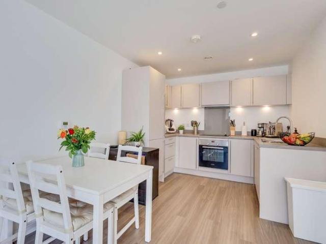 2 bed flat for sale