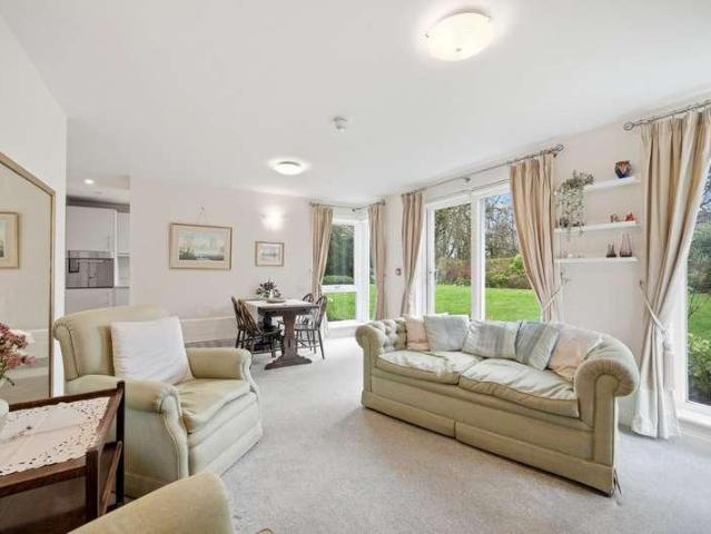 2 bed flat for sale