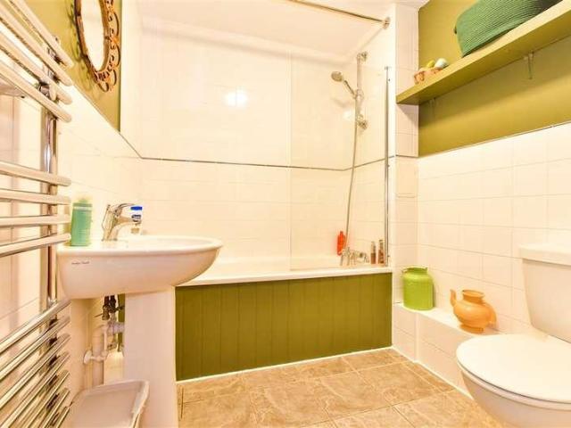 2 bed flat for sale