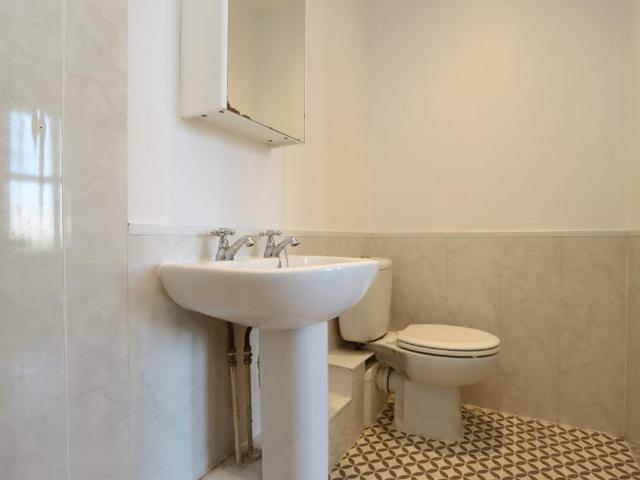 2 bed flat for sale