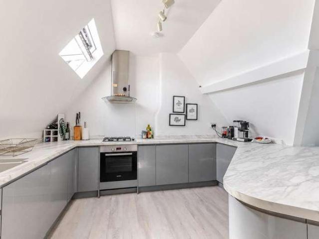 2 bed flat for sale