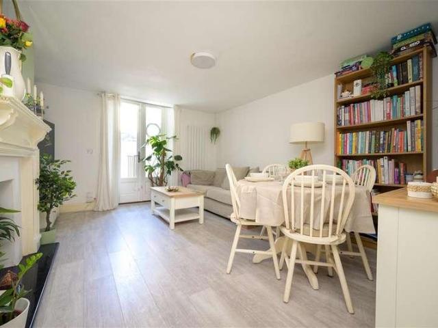 2 bed flat for sale