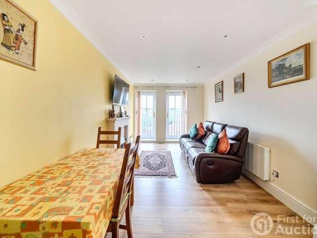 2 bed flat for sale