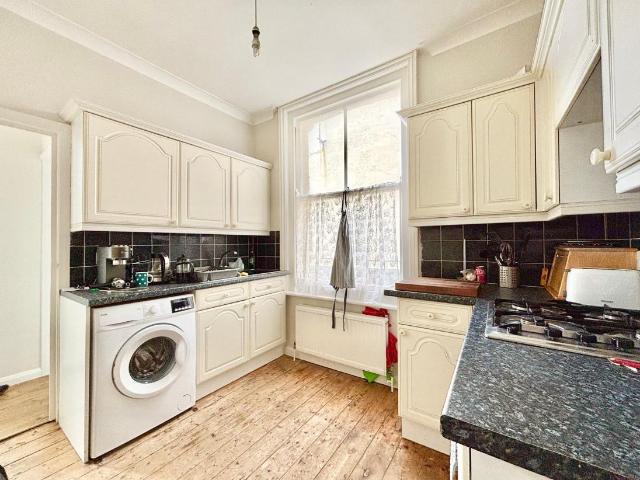 2 bed flat for sale